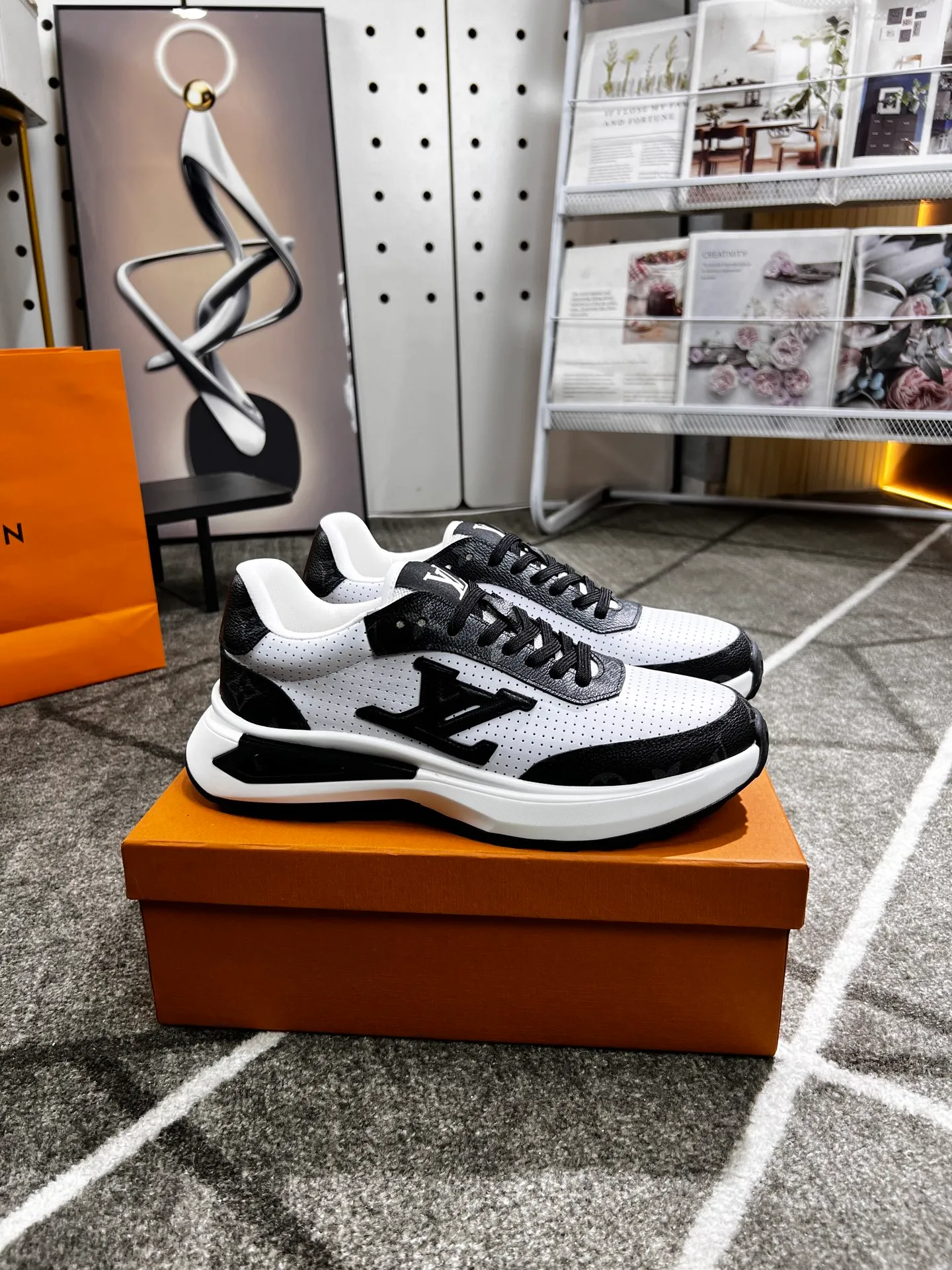 Factory price: 438 💰 LV new casual men's shoes 👉 👉 Fashionable and versatile, 💞 simple and elegant style, 🔊 made of imported cowhide, ☑️ breathable mesh lining, sheepskin feet, original wear-resistant rubber outsole, exclusive new style, actual shot, three colors available, code number: 38-44, (45 can be customized)